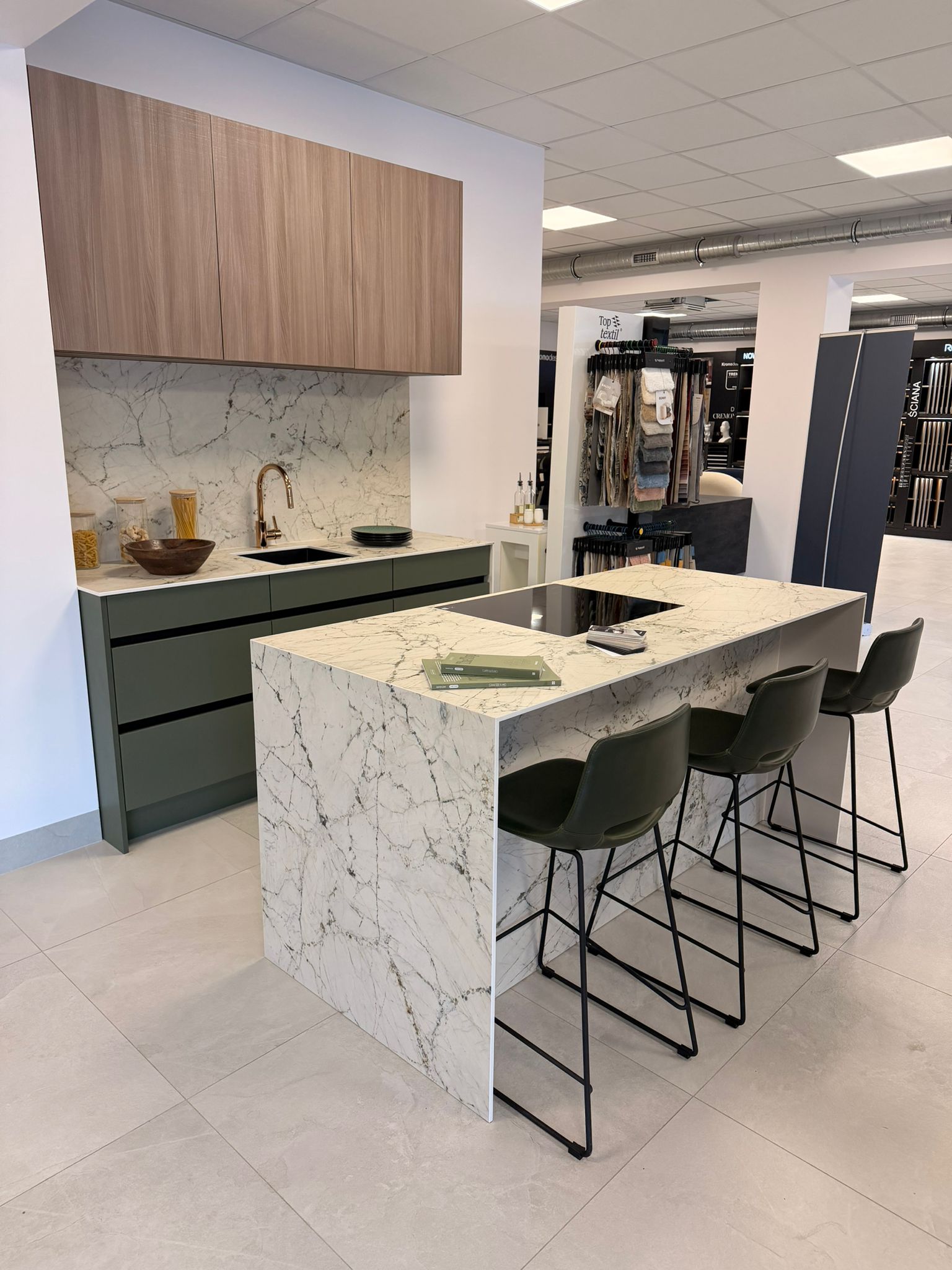 Kuchnia modułowa Lagom Studio z wyspą i zabudową kuchenną